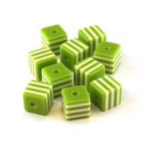 Perle cube rayée 8mm vert pomme x10