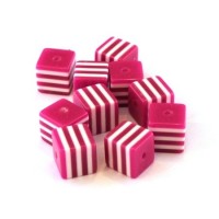 Perle cube rayée 8mm magenta x10