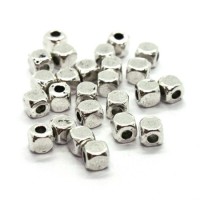 Perles cubes en métal argent vieilli 4mm x25