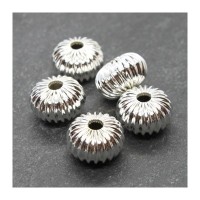 Perles rondes aplaties striées métal argentées x5