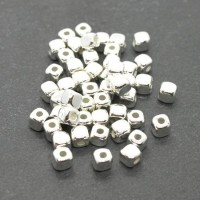 Perles cubes 4mm CCB synthétique métallisé argent x50