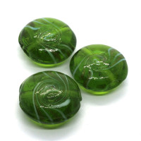 Perle galet en verre tourbillon vert 20mm