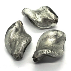 Perle losange torsadée feuille d’argent 30mm gris