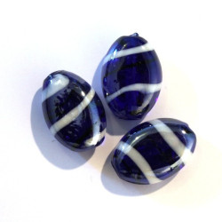 Perle ovale en verre bleu 19mm