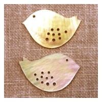 Oiseau en nacre taillée 39mm crème