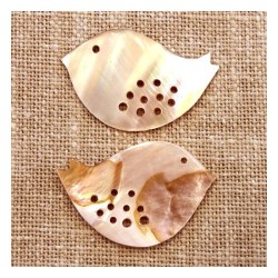 Oiseau en nacre taillée 39mm rose