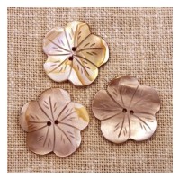 Bouton fleur en nacre taillée rose 25mm