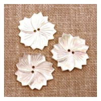Bouton fleur en nacre taillée crème 26mm