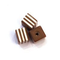 Perles rayées cubes acrylique 7mm marron