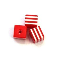 Perles rayées cubes acrylique 7mm rouge